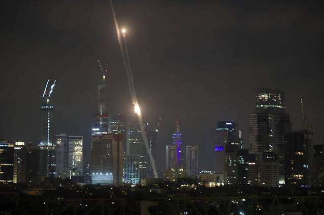 17일(현지시간) 이스라엘의 방공망체계인 아이언돔(Iron Dome) 미사일이 이란에서 날아온 요격미사일을 격추하기 위해 발사되고 있다. EPA연합뉴스