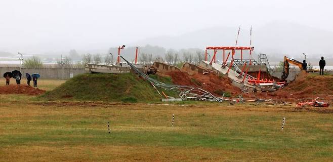 지난 4월 22일 전남 무안국제공항에서 제주항공 여객기 사고 원인을 조사 중인 항공철도사고조사위원회 관계자들이 방위각 시설(로컬라이저) 현장 조사하고 있다. 연합뉴스