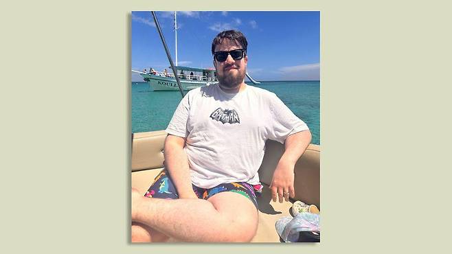 토니는 사무실에 자주 반바지를 입고 출근하지만, 이 공룡 무늬 수영 반바지는 오직 휴가 때만 입는다