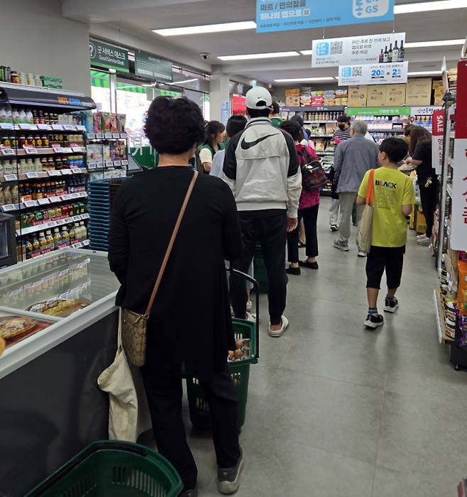 대형마트 휴무일? 이마트·롯데마트·홈플러스·코스트코 ‘반값 할인중’ = 이마트·롯데마트·홈플러스·코스트코 등 대형마트 4사가 이번 주는 각사별 특색있는 할인행사에 돌입한다. 이마트가 제철 신선 먹거리부터 집밥 반찬, 와인, 생필품까지 다양한 품목을 대상으로 할인 혜택을, 롯데마트는 '롯데레드페스티벌'의 대미를 장식할 마지막 3주차 행사를, 홈플러스는 기업회생 절차를 밟고 있는 가운데, 홈플러스는 여름철을 맞아 'AI 물가안정 프로젝트'를 행사를 전개한다. ©bnt뉴스: 대형마트 휴무일? 이마트·롯데마트·홈플러스‧코스트코 등 마트 휴일, 쉬는날