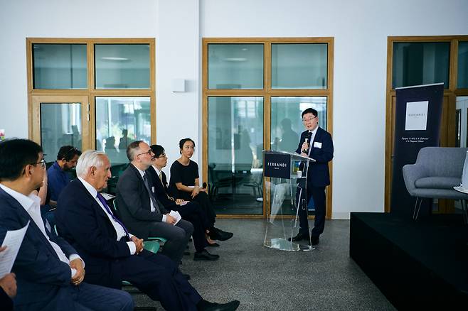 프랑스 파리에서 19일 열린 한·불 미식 포럼에서 이 행사를 주최한 이준 KEY 포럼 이사장이 인사말을 하고 있다. /KEY 포럼 제공