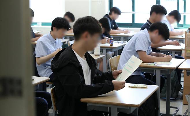 지난해 서울의 한 남자 고등학교에서 3학년 수험생들이 수능 모의평가를 치르고 있다. 여고와 남고 등 단성학교가 줄어들고 있으며, 남아있는 남고 수는 여고보다도 적다.(사진은 기사 특정 내용과 관련 없음) /뉴스1