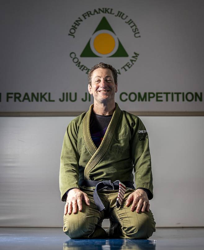 지난 9일 서울 강남구 신사동 ‘존 프랭클 주짓수’ 도장에서 활짝 웃고 있는 존 프랭클 사범. /이신영 영상미디어 기자