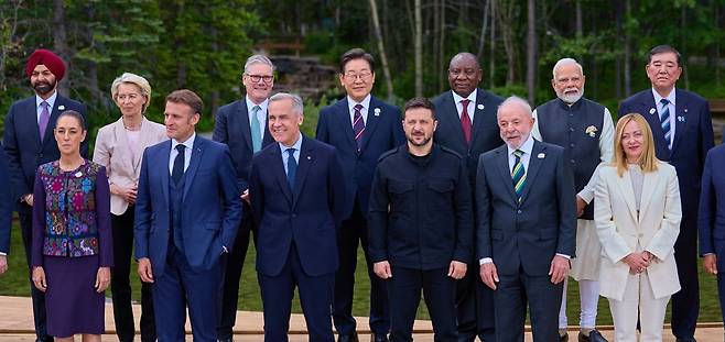 이재명 대통령이 17일(현지시각) 캐나다 앨버타주 캐내내스키스 주요 7국(G7) 정상회의장에서 G7 및 초청국 정상들과 기념촬영을 하고 있다./대통령실