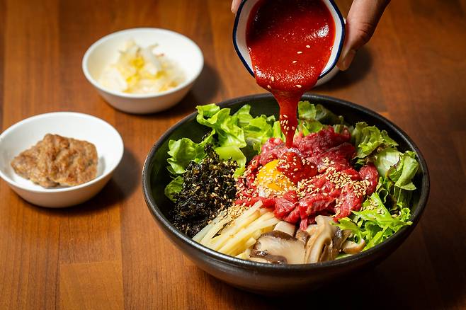 쌍문육회의 육회 비빔밥. 매일 마장동에서 받아온다는 한우가 올라간다. /김용재 영상미디어 기자