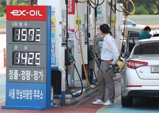 서울 서초구 만남의광장 고속도로 휴게소 주유소에 기름값 안내판이 놓여 있다. /연합뉴스