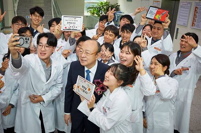 김승연 회장이 17일 한화토탈에너지스 대산공장 연구소에서 연구원들과 셀카를 찍고 있다. ⓒ한화그룹