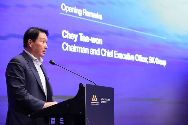 최태원SK회장이 19일 오전 서울 여의도 콘래드호텔에서 개최된 세계경제포럼 슈왑재단 총회에서 발언하고 있다. ⓒSK설립 비영리재단 사회적가치연구원