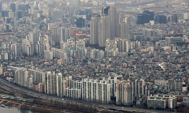 내달부터 수도권 지역을 대상으로 스트레스 총부채원리금상환비율(DSR) 3단계가 시행되면서 규제가 더욱 강화될 예정이지만 강남권 등 서울 주요 집값 상승세를 잡긴 역부족이란 전망이 크다.ⓒ뉴시스