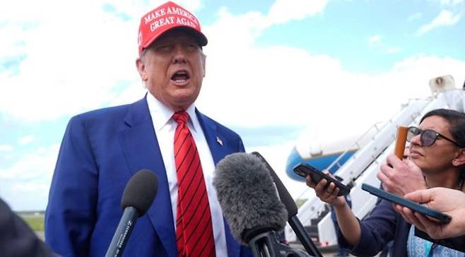 도널드 트럼프 미국 대통령이 20일(현지 시간) 미 뉴저지주 모리스타운 시립공항에서 취재진의 질문에 답하고 있다. ⓒ AP/뉴시스