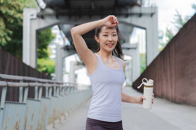 하루 100분 이상 걷는 것만으로 만성 요통을 예방할 수 있다는 연구 결과가 나온 가운데, 잘못된 자세로 걸을 경우 오히려 디스크 손상과 통증을 유발할 수 있어 주의가 필요하다. 전문가들은 어깨·허리를 펴고 뒤꿈치부터 디디는 올바른 걷기 자세와 함께 적절한 신발 선택이 핵심이라고 강조한다. (사진=게티이미지뱅크)