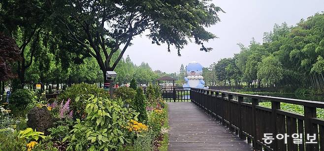 진주의 관광 캐릭터 ‘하모’가 배치된 초전공원.