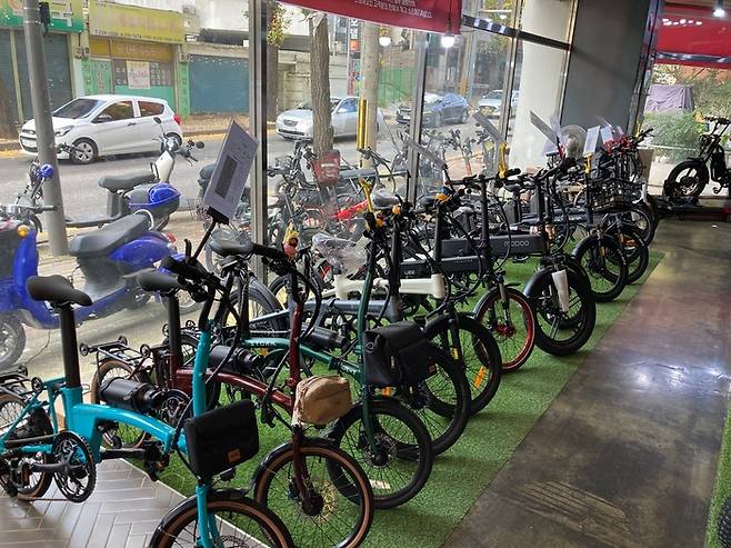 샘바이크의 최신 e-모빌리티 제품 매장.