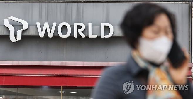 SKT 시장 점유율 40％ 밑으로 (서울=연합뉴스) 서대연 기자 = 이동통신 1위 SK텔레콤의 시장 점유율이 통신 3사 체제 구축 이후 처음으로 40％ 아래로 내려갔다. 지난 6일 과학기술정보통신부의 무선통신서비스 가입 현황에 따르면 올해 1월 기준 SKT의 이동통신 가입자 수는 3천45만4천31명으로 '기타 회선'을 제외한 전체 가입자(7천621만5천44명) 가운데 39.95％를 차지했다. SKT의 시장 점유율이 40％ 아래로 떨어진 것은 2001년 10월(39.63％) 이후 처음이다. 사진은 7일 서울 시내 한 SK텔레콤 대리점의 모습. 2023.3.7 dwise@yna.co.kr (끝)