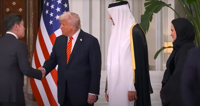 정용진(왼쪽) 신세계그룹 회장이 5월 14일 카타르 도하에서 셰이크 타밈 빈 하마드 알사니 카타르 국왕(에미르)이 주최한 트럼프 대통령과의 만찬에 참석하고 있다. 로이터 유튜브 라이브 캡쳐