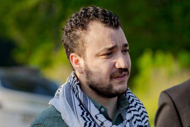 팔레스타인 운동가 마흐무드 칼릴이 20일 미국 루이지애나주에서 연방 이민단속국의 구금 상태에서 풀려난 뒤 발언하고 있다. 루이지애나=AP 연합뉴스