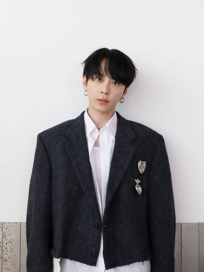 가수 용준형, 블랙 재킷과 화이트 셔츠를 입고 진지한 표정으로 포즈를 취한 프로필 사진. 소속사와의 계약 문제로 주목받고 있다.