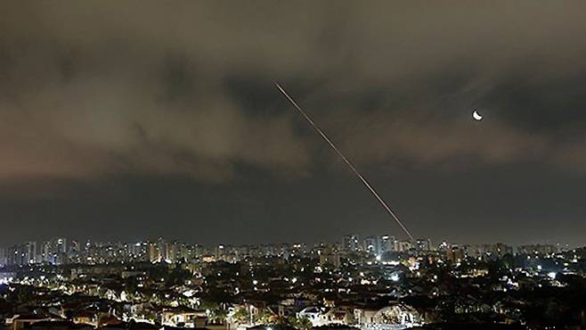 이란이 발사한 미사일이 21일 이스라엘 아슈켈론에서 포착된 모습