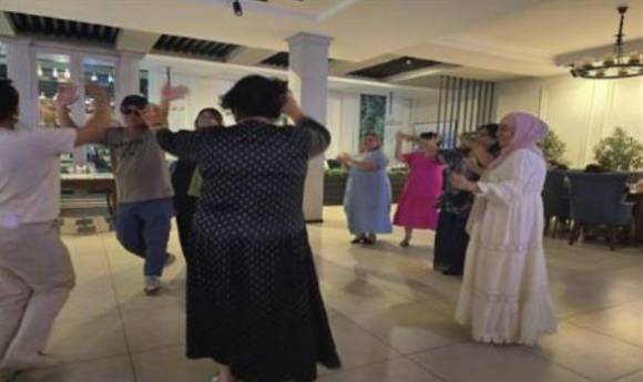 부하라 여자들이 춤을 추는 저녁 식당 홀. [사진=윤영선]