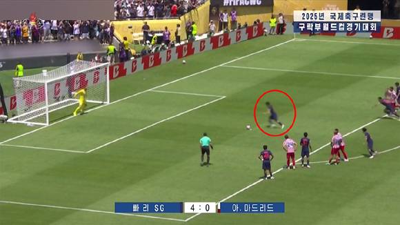 북한 조선중앙TV는 20일 20시 정규 보도시간에 국제스포츠 뉴스를 다루는 코너에서 2025년 클럽월드컵 조별 예선경기를 소개하는 가운데 PSG 이강인 선수의 패널티킥 쐐기골 장면에서 이강인(빨간원)선수의 골장면을 모자이크 처리해 방송했다. 방송은 이강인 선수에 대해 일절 언급조차 안했다. PSG는 6월 16일(한국시간) 미국 캘리포니아주 패서디나 로즈볼에서 열린 2025 FIFA 클럽월드컵 B조 첫 경기에서 AT 마드리드를 4대 0으로 완파했다. [조선중앙TV 화면] 2025.6.20 [사진=연합뉴스]