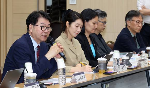 국정기획위원회 이한주 위원장이 19일 정부세종컨벤션센터에서 열린 사회1분과의 고용노동부 업무보고에서 발언하고 있다. 2025.6.19 [사진=연합뉴스]