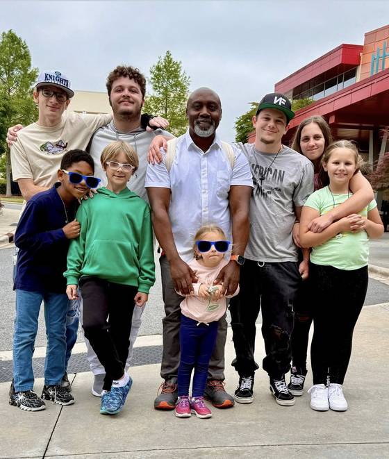 우간다 출신인 피터 무타바지(가운데 흑인 남성)는 어린 시절 어버이날 추억이 없다. 그러나 이제 그는 47명의 위탁 아동을 키워낸 '아빠'로 행복하게 살고 있다. 페이스북