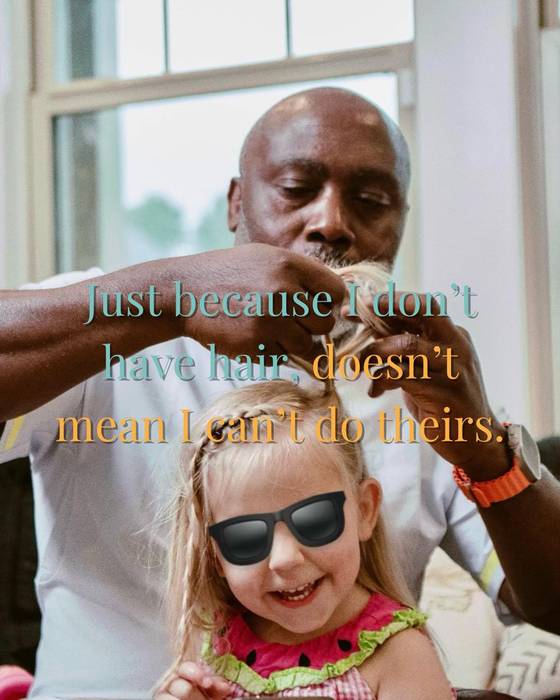 그의 SNS에는 "내가 머리카락이 없다고 애들 머리까지 못 묶는 건 아님"과 같은 글귀가 적혔다. 아빠가 땋아준 머리에 미소짓는 딸. 페이스북