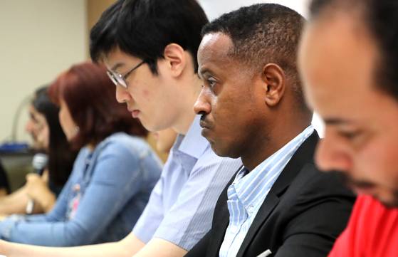 지난 2019년 6월, 서울 중구 국가인권위원회에서 난민인권네트워크 주최로 열린 법무부 난민면접 조작사건 피해자 증언대회에 피해를 본 난민신청자들이 증언을 위해 참석해 있다. 알렉스는 이 사건으로 난민 신청자 등의 지위에서 벗어나 '인도적 체류자' 자격을 취득했다. 연합뉴스