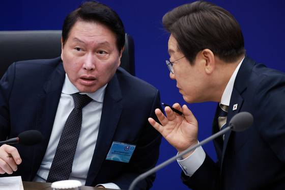 이재명 대통령이 20일 울산전시컨벤션센터에서 이재명 대통령 주재로 열린 인공지능(AI) 글로벌 협력 기업 간담회에서 최태원 SK그룹 회장과 대화하고 있다. 연합뉴스