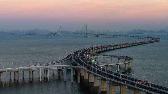 홍콩과 마카오, 주하이를 연결하는 ‘강주아오 대교’. 전체 길이 55㎞의 이 다리 등장으로 GBA 경제 통합이 가속화되고 있다. [사진 신화사]