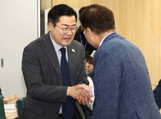 박찬대 의원이 20일 ‘2025 심포지엄 전시국회와 조봉암의 리더십’에 참석해 인사를 나누고 있는 모습. [뉴스1]