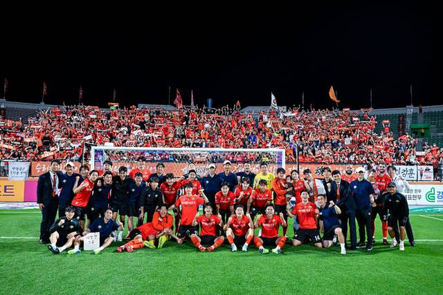 ▲ 강원FC가 21일 강릉 홈에서 열린 대구FC와의 리그 경기에서 승리 후 팬들과 기념 촬영하고 있다. 강원FC 제공