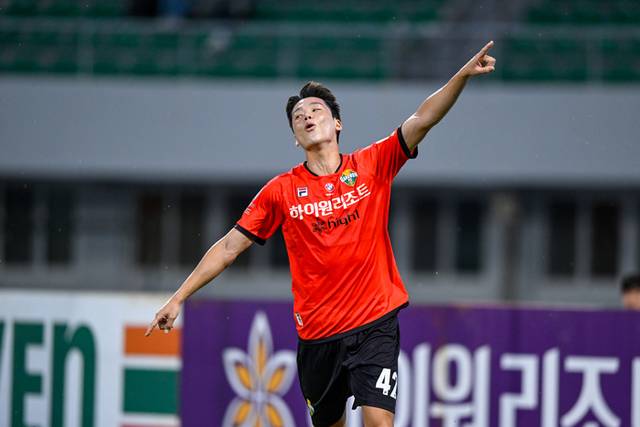 ▲ 모재현이 득점 후 세리머니 하고 있다. 강원FC 제공