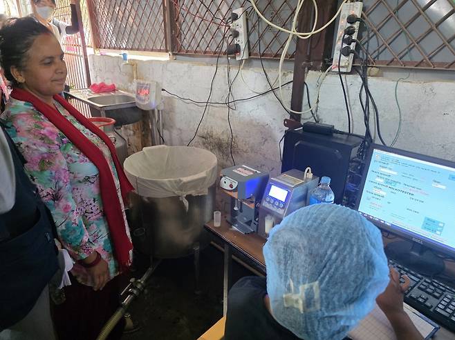 카말라마이시의 낙농 주민이 직접 생산한 우유의 품질을 확인하고 있다. 우유는 영양성분에 따라 값이 다르게 매겨진다. 이광식 기자