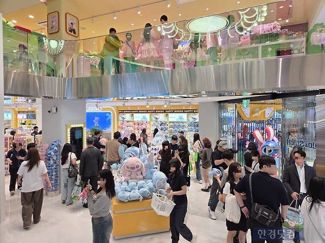 21일 문을 연 '미니소 강남점'에서 고객들이 쇼핑하고 있다./사진=박수림 기자