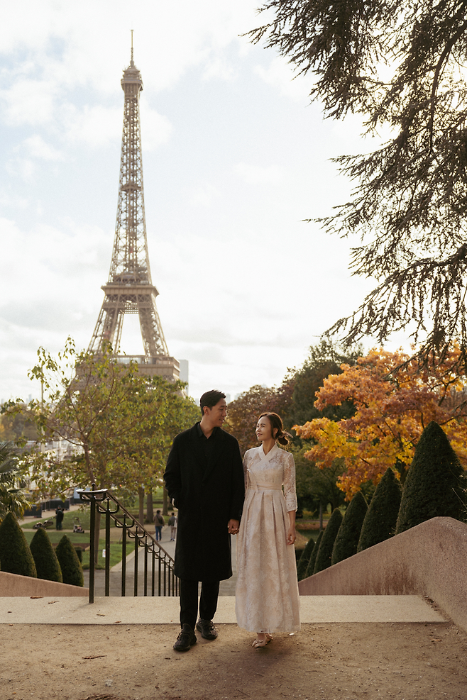 프랑스 파리 신혼여행에서 한복 드레스를 입고 촬영한 김규리씨의 스냅 사진. 김규리씨 제공