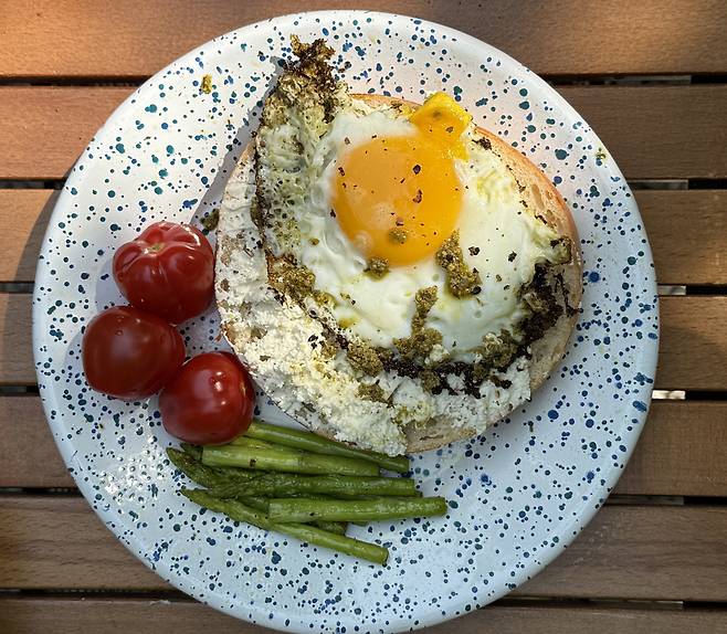 캠핑 브런치에 가장 어울리는 달걀 레시피는 페스토 달걀 프라이다. 달걀에 허브 페스토를 둘러 천천히 익히면 향기와 감칠맛이 배가된다. 이렇게 만든 달걀 프라이는 크림치즈 베이글과 환상궁합을 이룬다.