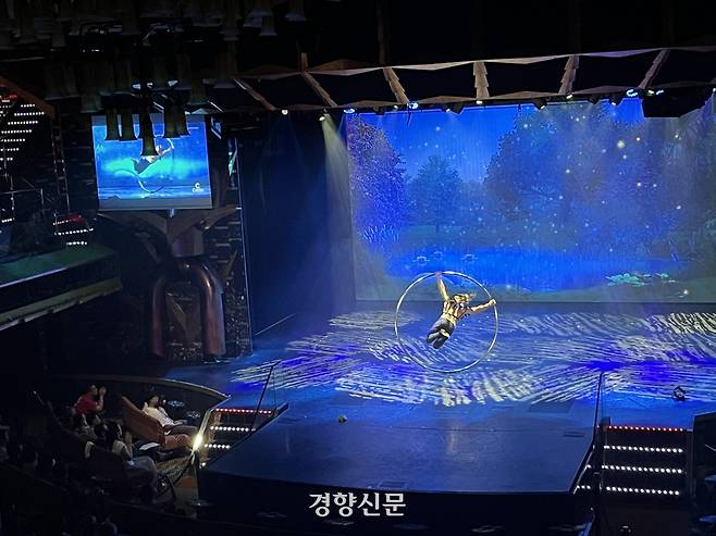 다채로운 프로그램에 참여하며 ‘종일 항해’를 즐기다 보니 ‘크루즈는 은퇴한 부모님 세대의 것’이라는 고정관념도 조금씩 흐려졌다. 김지윤 기자