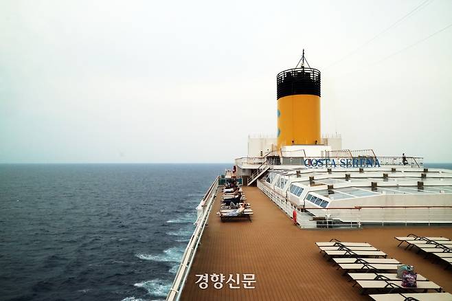 때로는 목적지를 찾아다니느라 분주한 여행 대신 파도 위에 머무는 이 여유야말로 진짜 쉼처럼 느껴졌다. 김지윤 기자