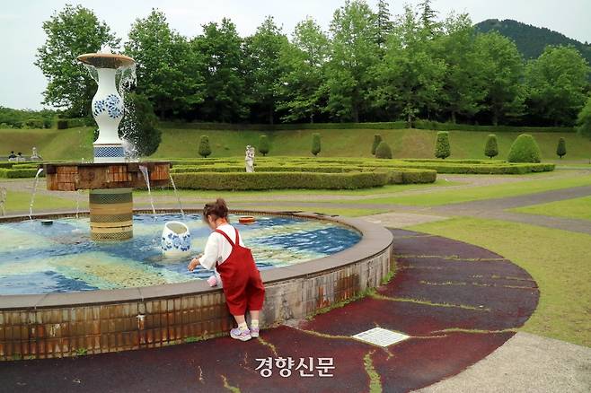 사가현 아리타에 자리한 포세린 파크는 독일 드레스덴의 츠빙거 궁전을 본뜬 웅장한 유럽풍 건축물과 아리타야키 도자기의 정교하고도 깊이 있는 세계가 이질감 없이 절묘하게 어우러진 공간이다. 김지윤 기자