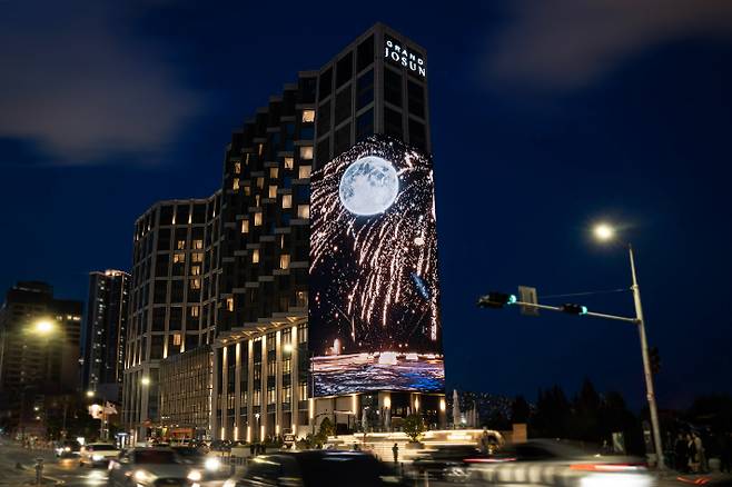 그랜드조선 부산 호텔 벽면에 설치된 대형 디지털 전광판 '그랜드조선 미디어'. 부산 해운대구 제공&nbsp;