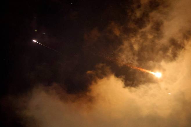 21일 이란의 미사일 공격이 재개된 가운데 이스라엘 해안도시 네타냐 상공에 로켓 궤적이 보이고 있다. 연합뉴스AFP