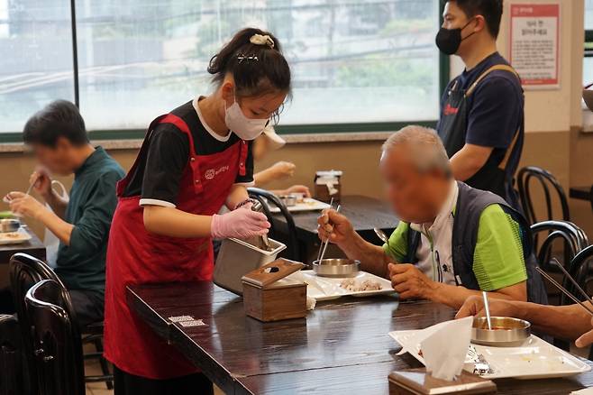 '아침애만나'에 지난 2일 월요일 급식 봉사를 온 초등학생의 모습. 아침애만나 제공
