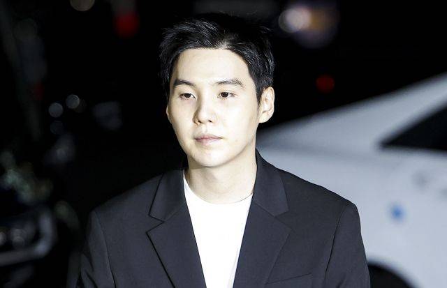 음주운전 혐의로 입건된 그룹 방탄소년단(BTS)의 슈가(민윤기)가 지난해 서울 용산구 용산경찰서로 출석하며 질문에 답하고 있다. 뉴시스