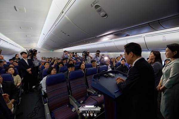 ▲ 해외순방 중 대통령 전용기에서 출입기자들과 대화하는 이재명 대통령. 사진=대통령실