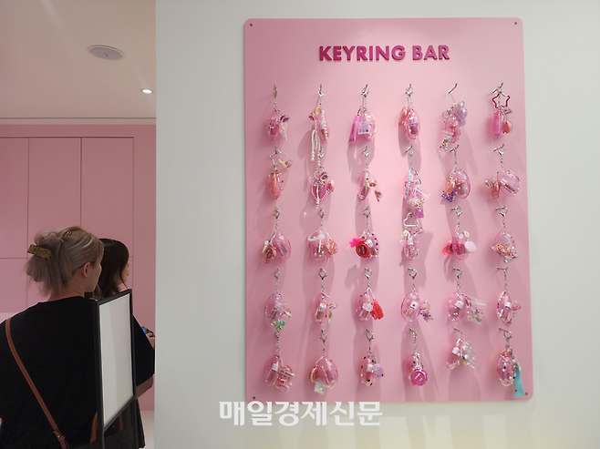 20일 서울 성수동에 문을 연 ‘어뮤즈 핑크 하우스’의 2층 키링바 모습. [사진=김금이 기자]