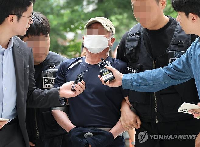 법원의 접근금지 명령이 종료된 지 일주일 만에 아내를 찾아가 흉기로 살해한 60대 남성이 21일 오후 구속심사를 받기 위해 법원에 출석하고 있다. [사진 = 연합뉴스]