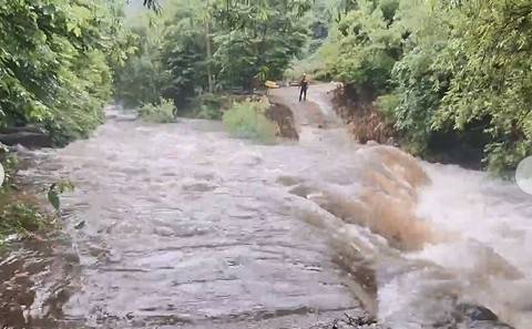 계곡물에 고립된 산악회원들 구조. [사진 = 전북자치도 소방본부]