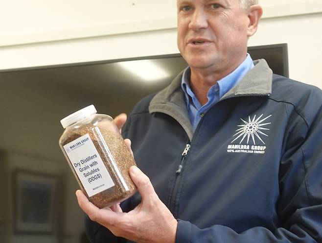 남아프리카공화국 출신의 테르티우스 요네스 공장장이 밀을 이용해 에탄올을 만들 때 나온 부산물을 들고 회사 공정에 대해 설명하고 있다.