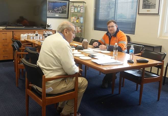 딕 호난 마닐드라그룹 회장이 공장 직원의 보고를 받고 있다.